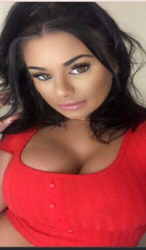 נסיכת בבית שמש שממגנטת במבט