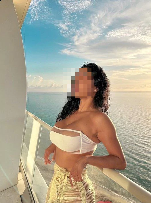 מדהימה מארחת בחיפה