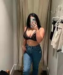 מדהימה מארחת בחיפה