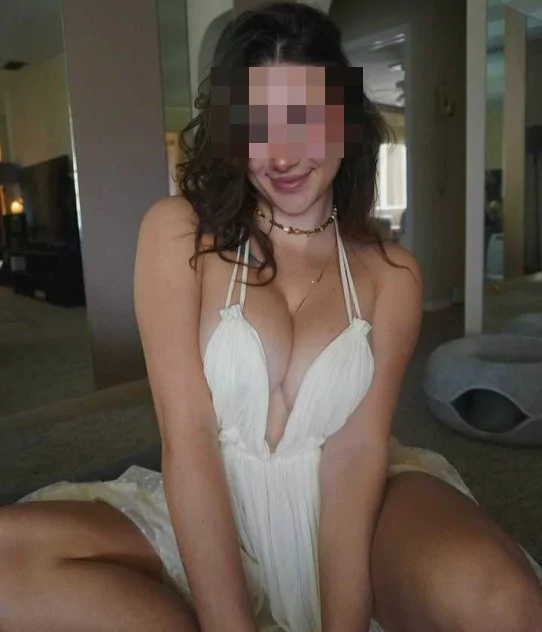 צעירה מדהימה ויפה בחדרה