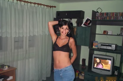 אליה מחכה לך בביתה הפרטי